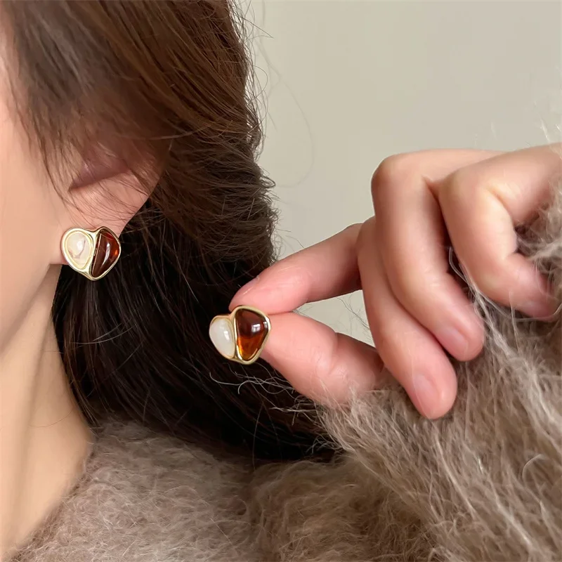 Trend New High Design Luxury White Amber Heart Earrings for Women Fashion French Retro Style Jewelry Girl Gift Accessories