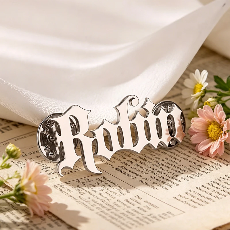 

Customized Personalized Men's Gothic Font Names Brooch Made Of Stainless Steel Material Waterproof Suitable For Suits And Shirts