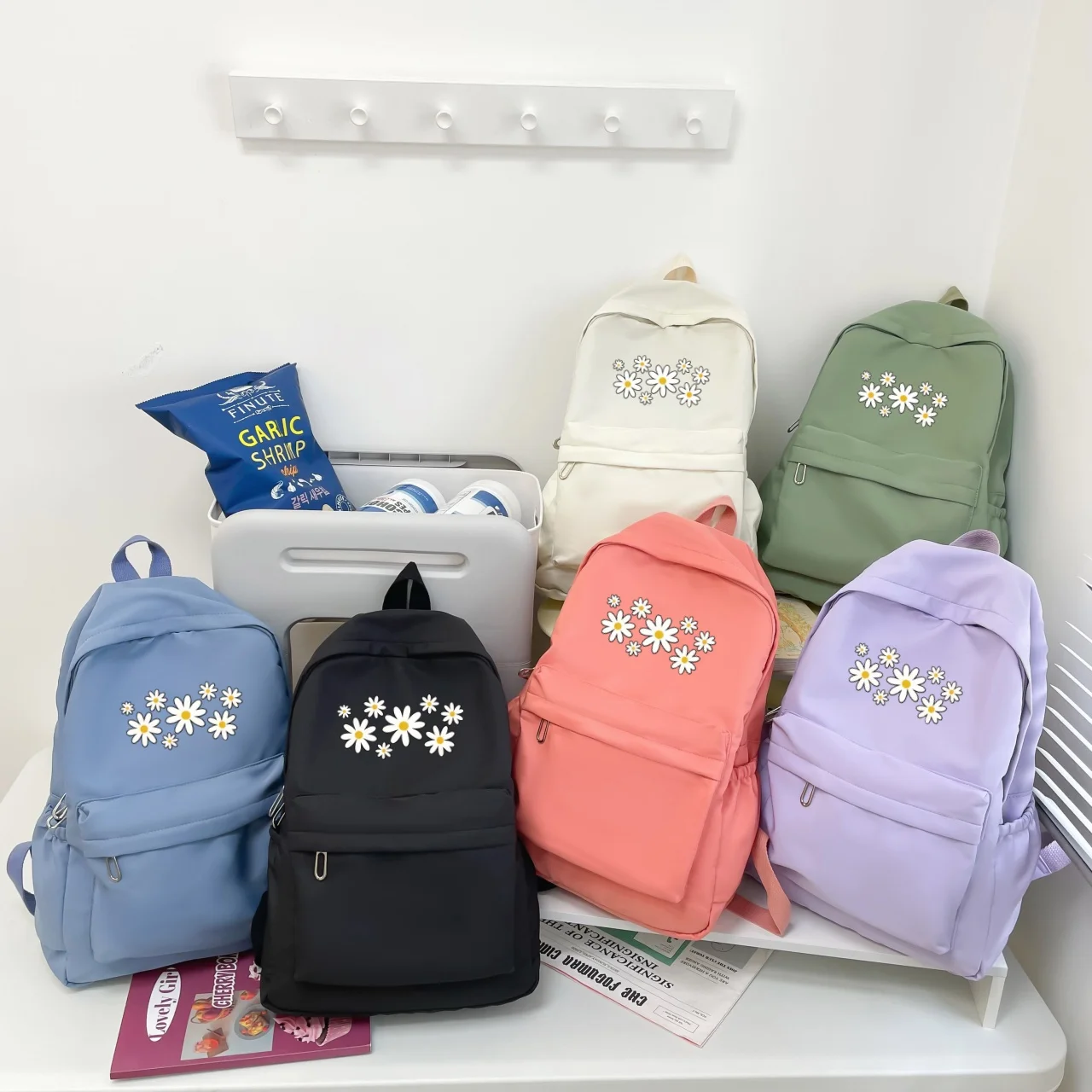 

Simple and casual backpack, featuring a daisy floral print for spring and summer, lightweight, large capacity, and foldable, per