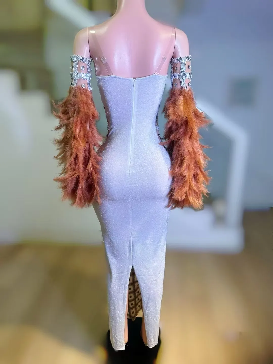 Robe longue glamour en strass transparent avec manches en plumes - Épaules dénudées, design en cristal scintillant pour soirée gala