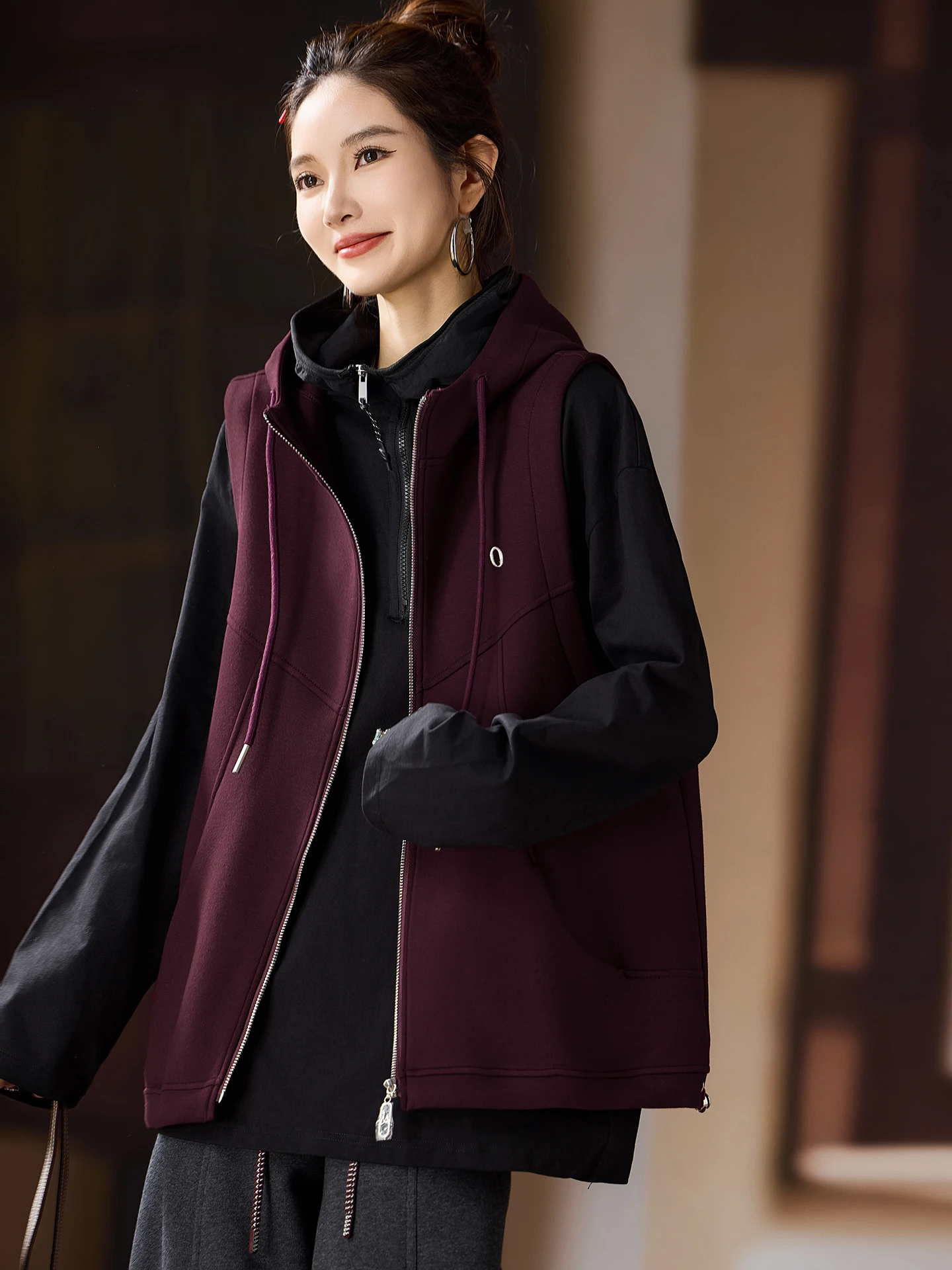 

Женский повседневный жилет с капюшоном, свободный крой, модная верхняя одежда, осенняя новинка, большие размеры, европейский стиль, трендовый, с подплечниками