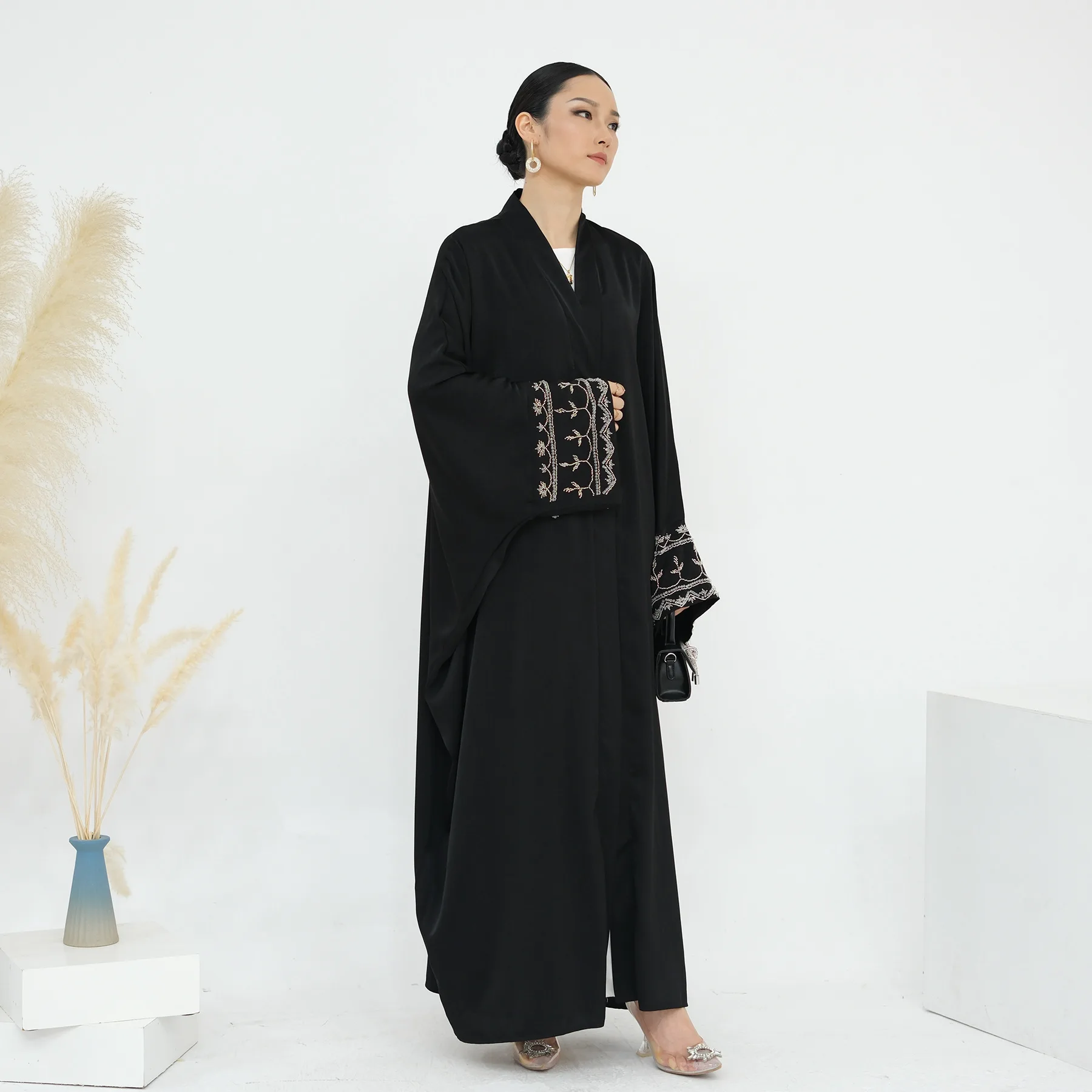 Abaya Dubai di lusso all'ingrosso abiti da donna Abaya aperto sul davanti con ricamo sulla manica abbigliamento islamico
