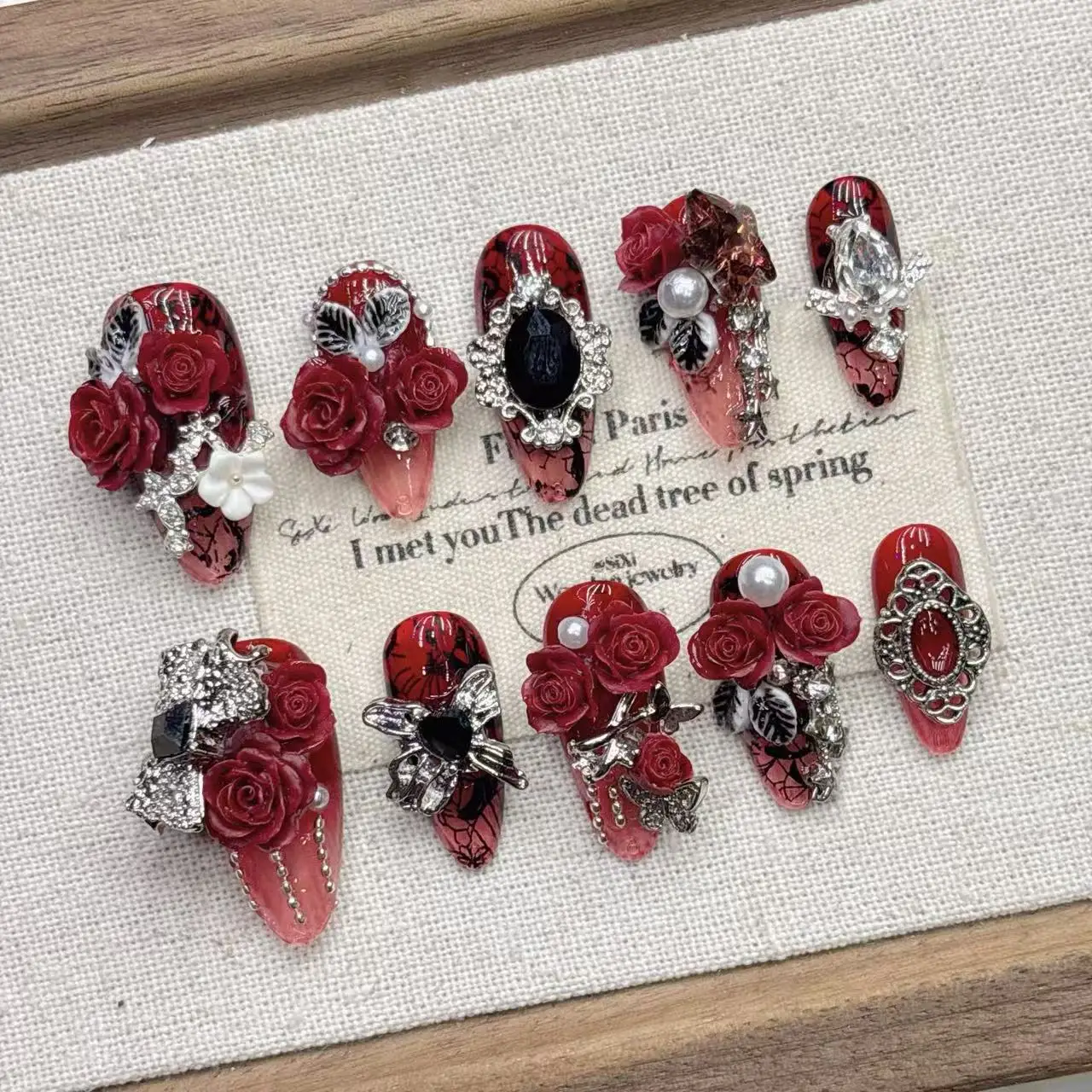 Gothic Rote Rose zum Aufdrücken der Nägel mit Strasssteinen, Metallornamente, Perlen, mehrere Größen, Rot, Schwarz, 3D-Rosen-Strass-Design – Detail 2