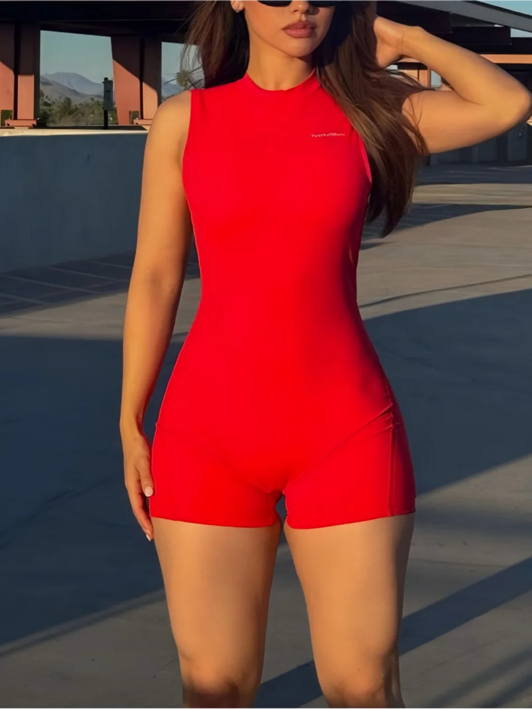 จั๊มสูทแขนกุดสีพื้น: ทรงเข้ารูปเพรียวบาง ดีไซน์เปิดหลังสุดเซ็กซี่ ใช้งานได้หลากหลายทั้งลุคสบายๆ หรือลุคชิคในชีวิตประจำวัน