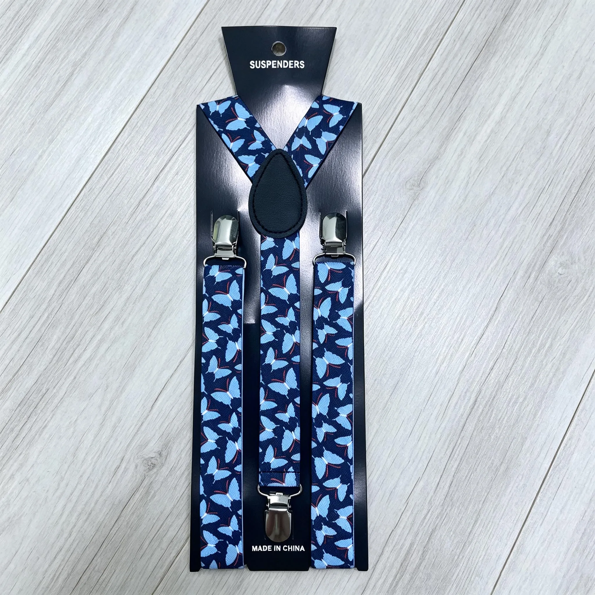 suspensorio-elastico-com-padrao-jacquard-de-borboletas-em-azul-escuro-design-criativo-e-original-com-tres-presilhas-acessorio-de-vestuario-para-festas-e-eventos-com-um-toque-artistico-e-vintage