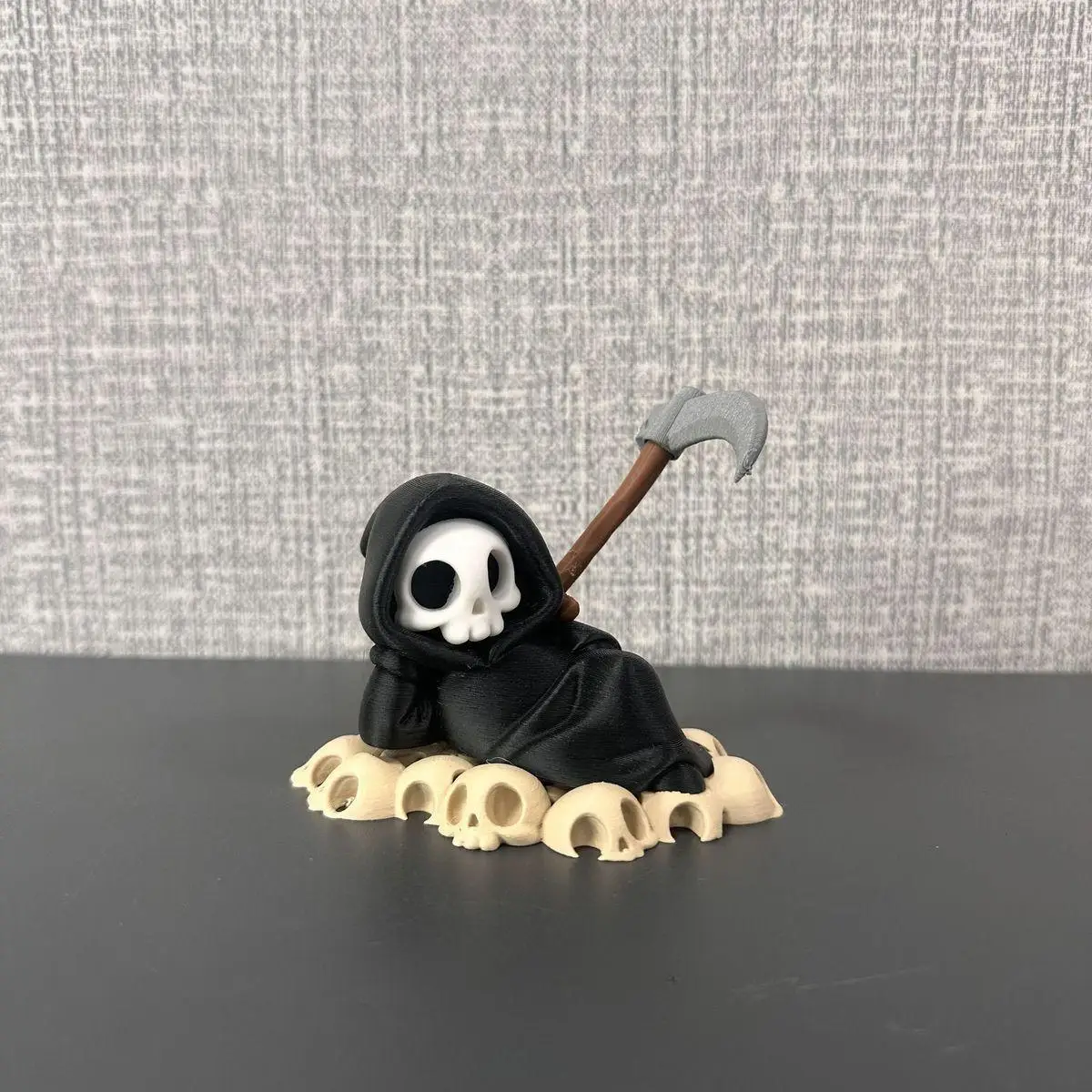 1/3 Piece Set of Reclining Skull Sculpture Holding a Sickle, Unique Design, Halloween Decoration, Suitable for Placing on a Table, Christmas Gift