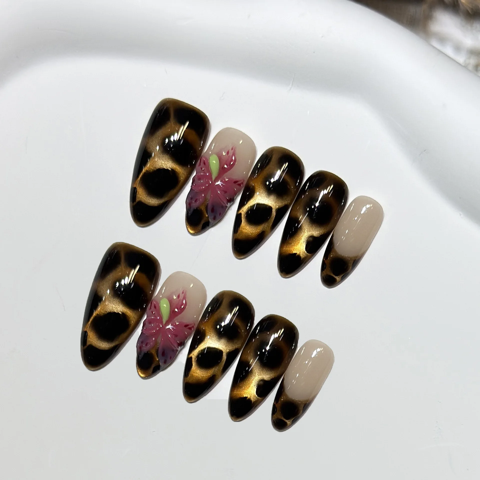 10pcs Handmade Almond Press On Nails Golden Cat Eye Leopard Print Carving Flower Design Cool Fake Nails Wearable Nails Art Tips
