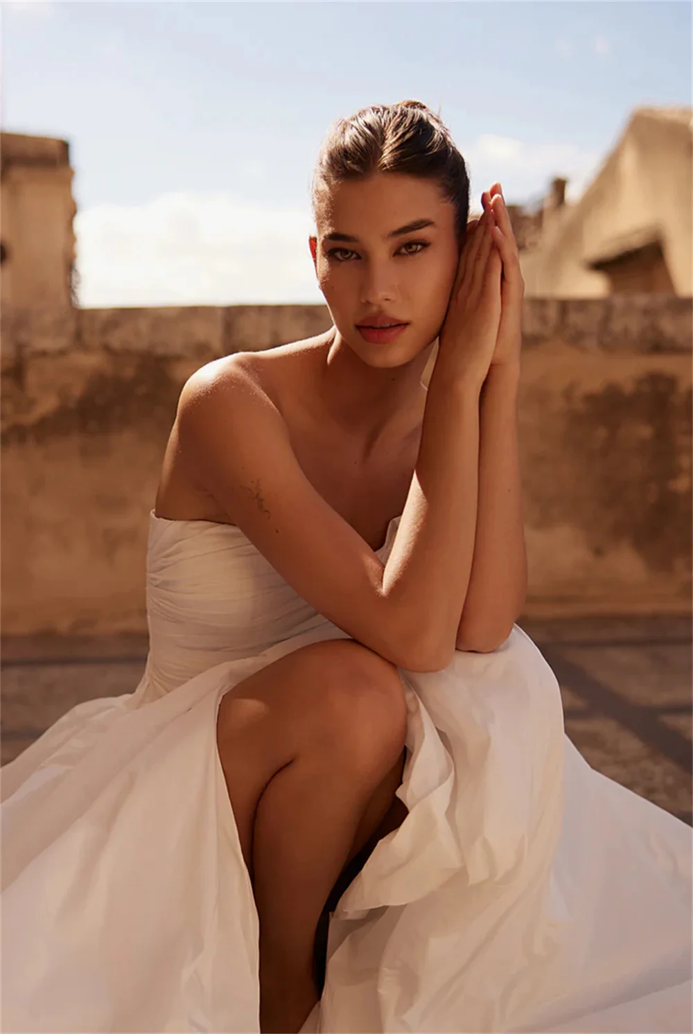 Abito da sposa monospalla bianco personalizzato Tokyo senza maniche A-Line con cerniera posteriore Abiti da sposa 2025 Abiti da sposa con spacco alto laterale