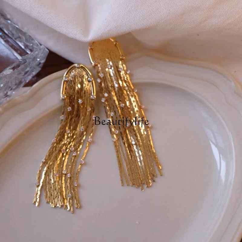 

Banquet premium feeling retro French Hong Kong style premium feeling shining gold fringed earrings earclips