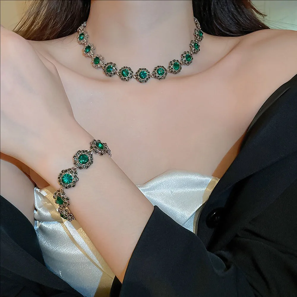 

Green Crystal-encrusted Circular Flower Clasp Necklace High-end Neckchain Fashionable Jewelry Set For Women