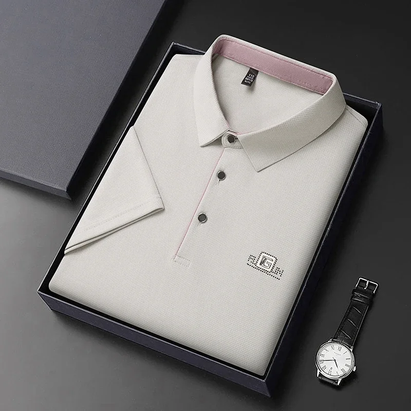 Neues Herren-Business-Casual-Kurzarmhemd mit Abzeichen, einfarbiges Poloshirt, modisches, atmungsaktives, bequemes, vielseitiges Oberteil