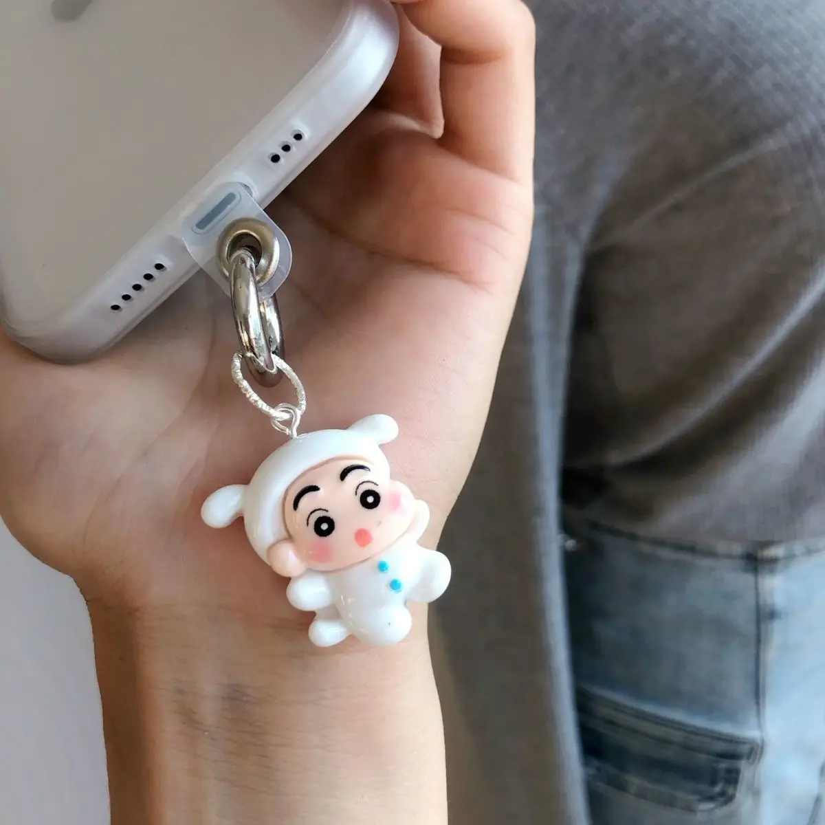 ใหม่ Kawaii Crayon Shin-Chan จี้พวงกุญแจโทรศัพท์มือถืออุปกรณ์เสริมอะนิเมะการ์ตูนนักเรียนน่ารักความงามเรซิ่นเครื่องประดับของขวัญ