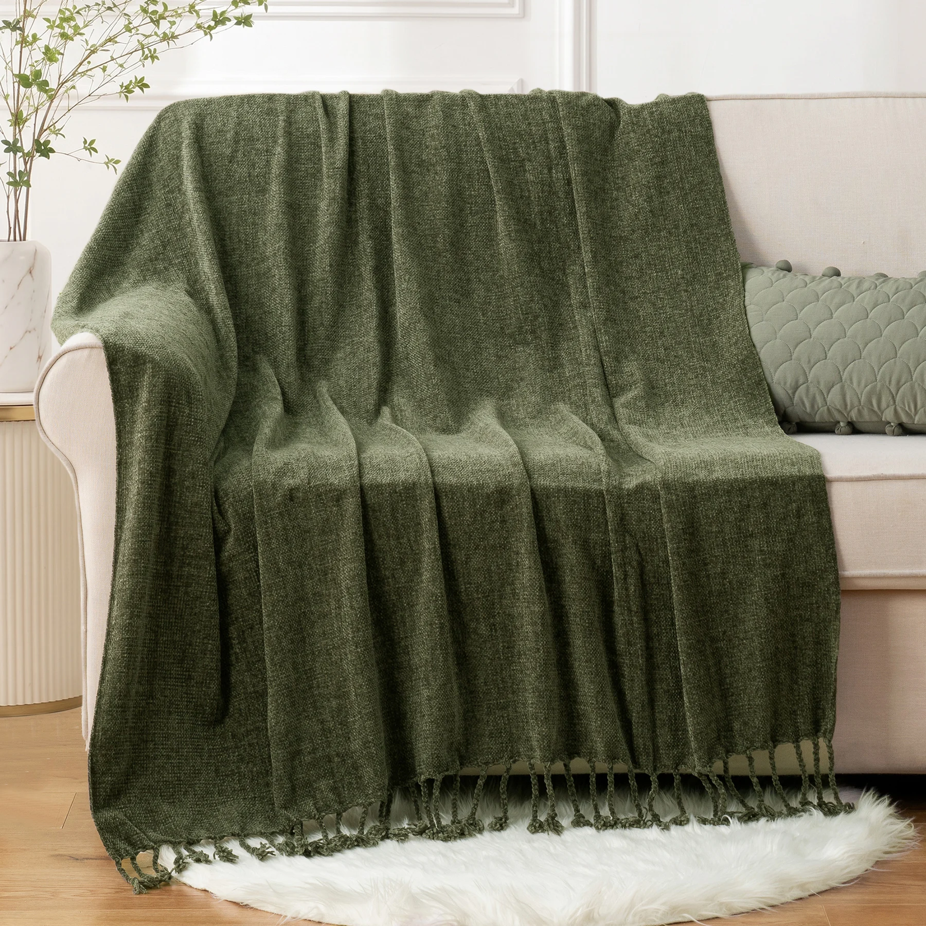 Battilo Chenille-Decke mit Fransen und Quasten, dekorative, leichte Sofadecke, weiche, gemütliche Strickdecke für Frühlingsdekoration