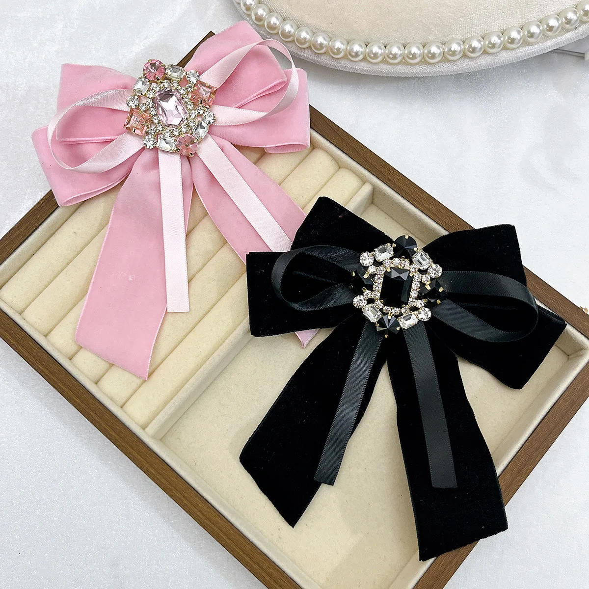 

Korean Elegant Velvet Ribbon Bow Tie Brooches for Women Crystal Lapel Pins Decorative Fashion Wedding Party Badge Accessories