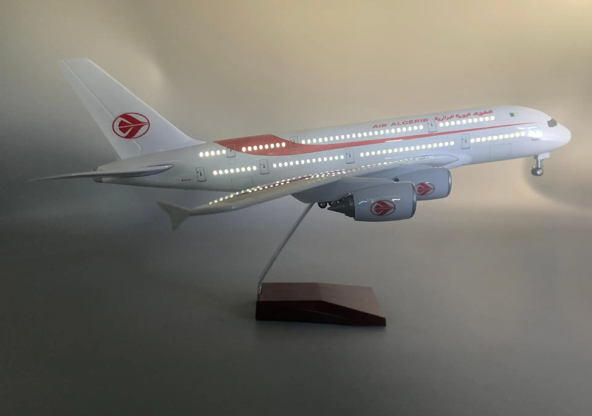 Model samolotu Airbus A380 AIR Algeria w skali 1:160, 47 cm, odlew żywiczny, zabawka dla dzieci, do ekspozycji, na prezent, do kolekcji.