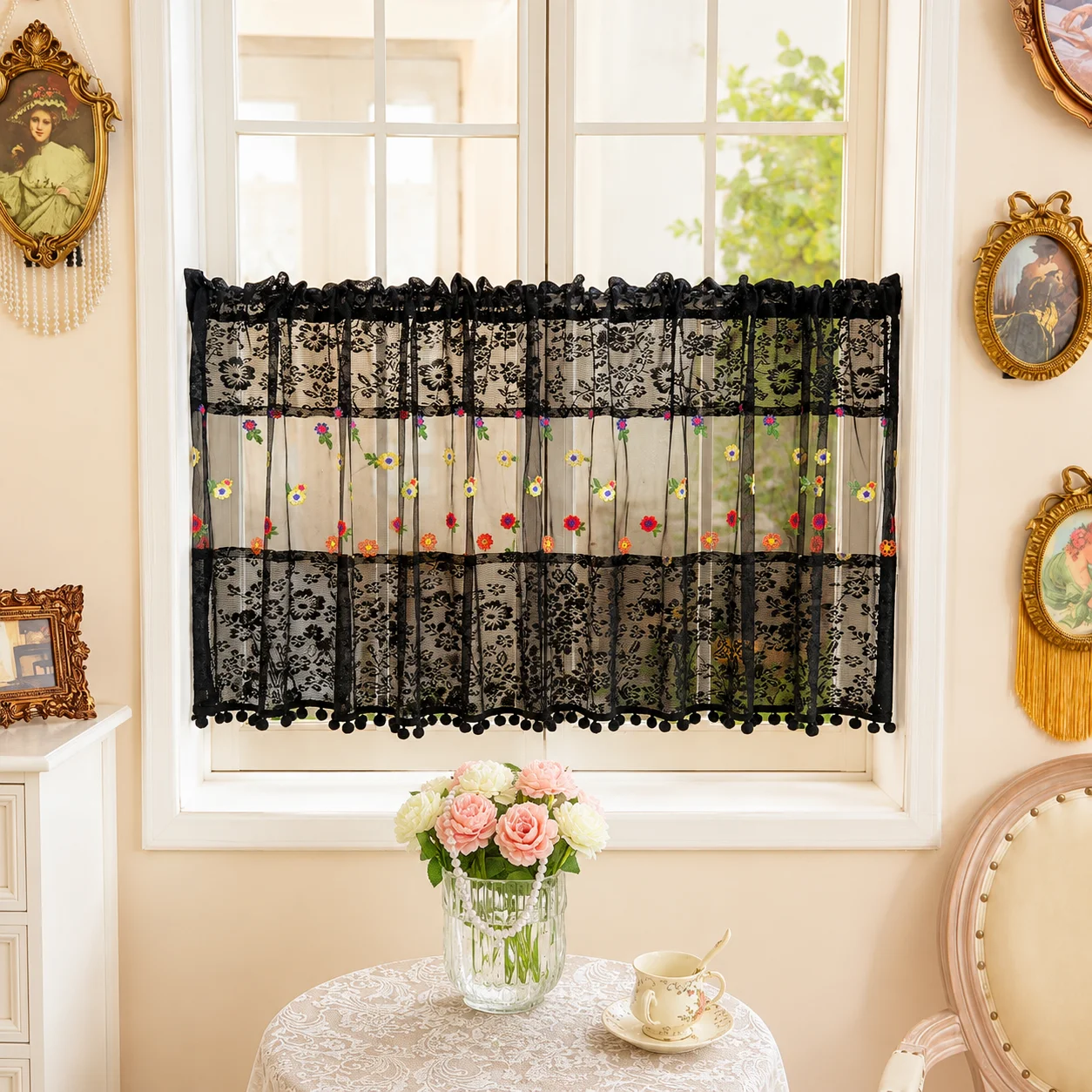 Schwarzer Blumen-Spitzenvorhang Transparenter Küchen-Café-Vorhang mit Schmetterlings-Stickerei Pompon-Besatz Stangendurchzug Kurzer Fenstervorhang