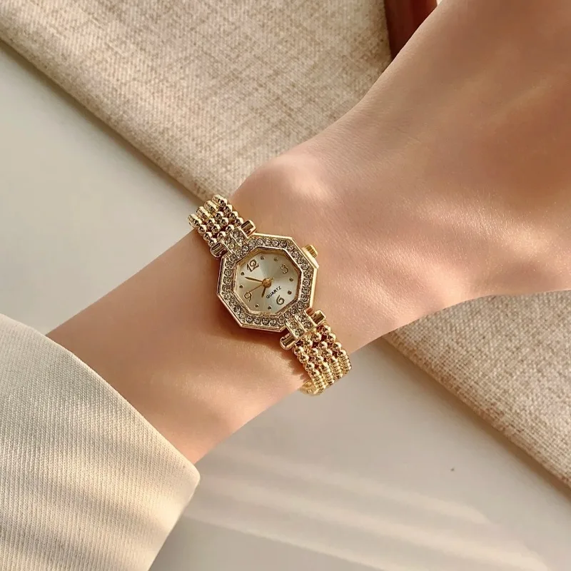 Nuovo orologio da donna con quadrante piccolo al quarzo di lusso retrò da donna con cinturino in acciaio inossidabile color oro elegante di alta qualità
