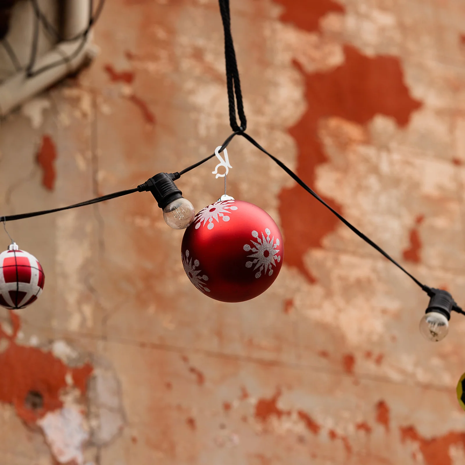 

100Pcs Christmas Light Hooks Outdoor String Light Clips Plastic Weatherproof Gutter Hooks Holiday Party Decoration