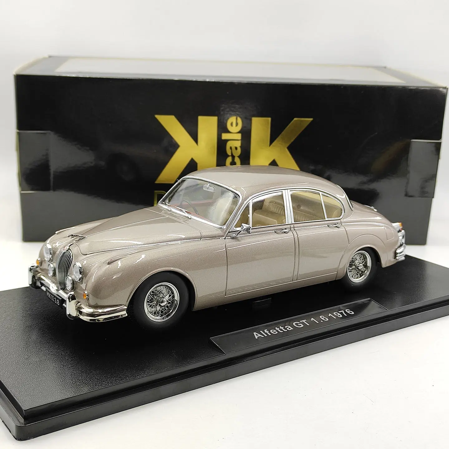 Diecast KK 1:18 Scale Jaguar Daimler MK II 3.8 1959 Interior Yellow Alloy Car Model