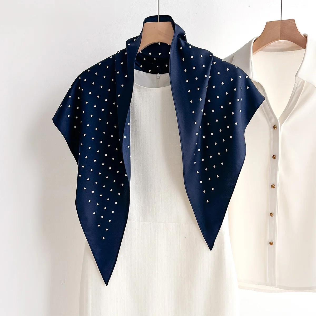 Neuer Twill-Schal Dreieckstuch für Damen Gepunktetes Halstuch Neues Stirnband Haarbänder Bedruckter Foulard Hijab Wickeltücher Bandana – Detail 4