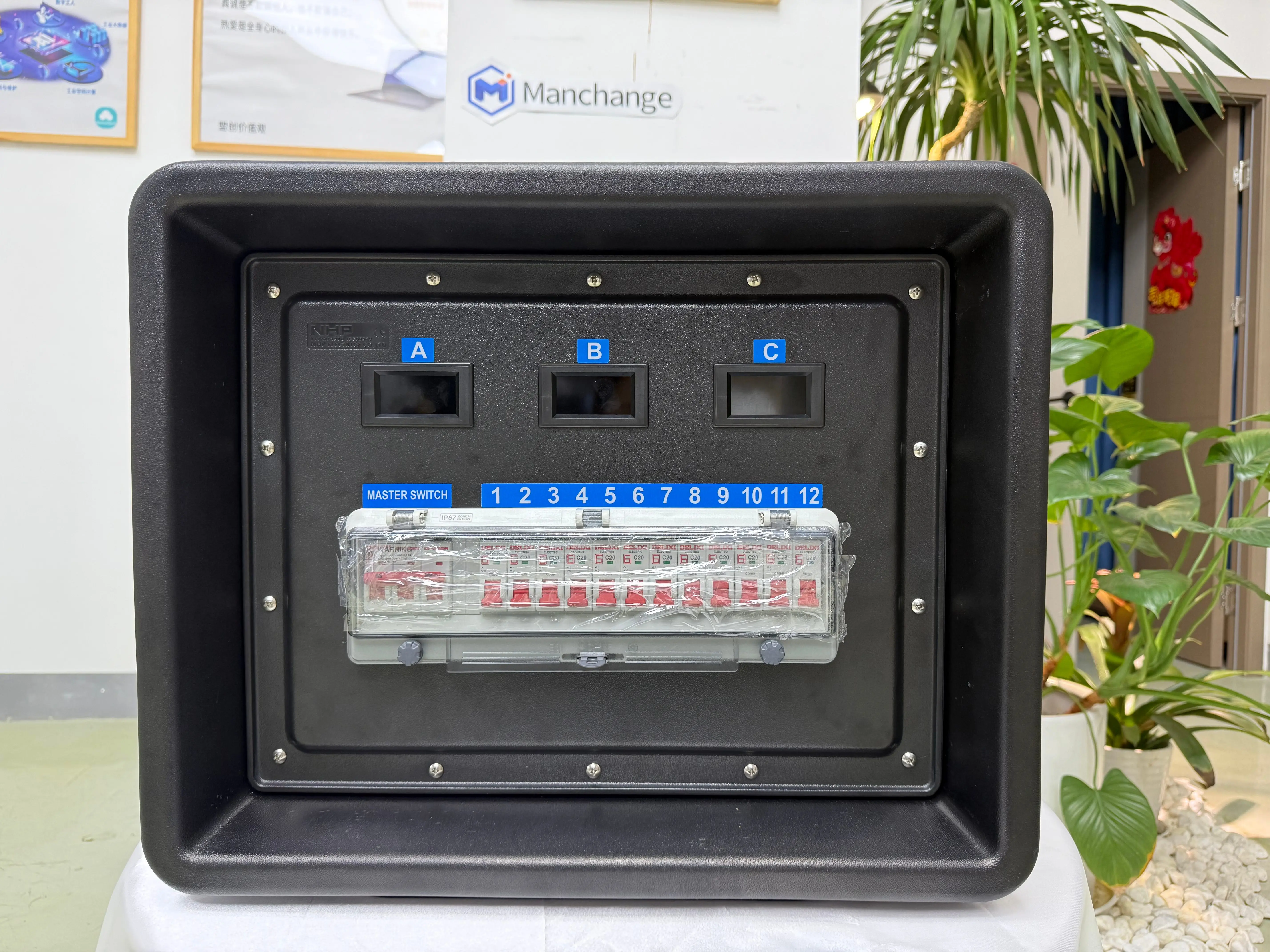 Manchange Waterproof  Power Pack In-63A Out-12Ch*16A(3-Core) Dimmer Pack Power Distribution Distro Box for Stage
