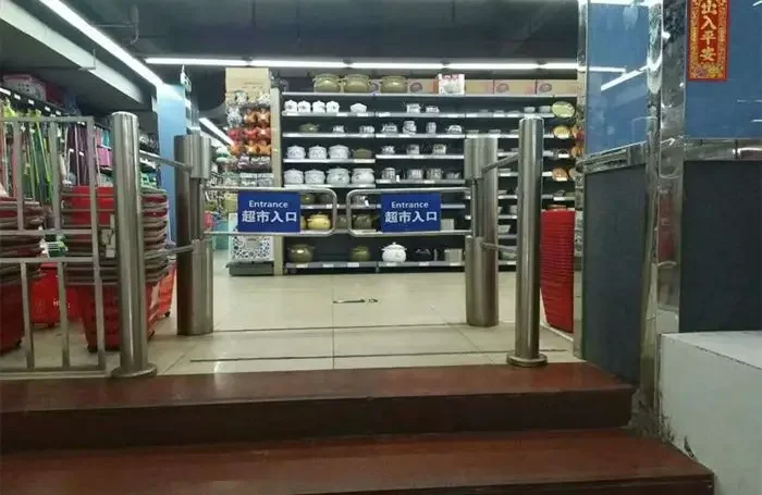 Sistema di controllo accessi pedonale automatico Cancello girevole con barriera a ribalta in acciaio inossidabile 304