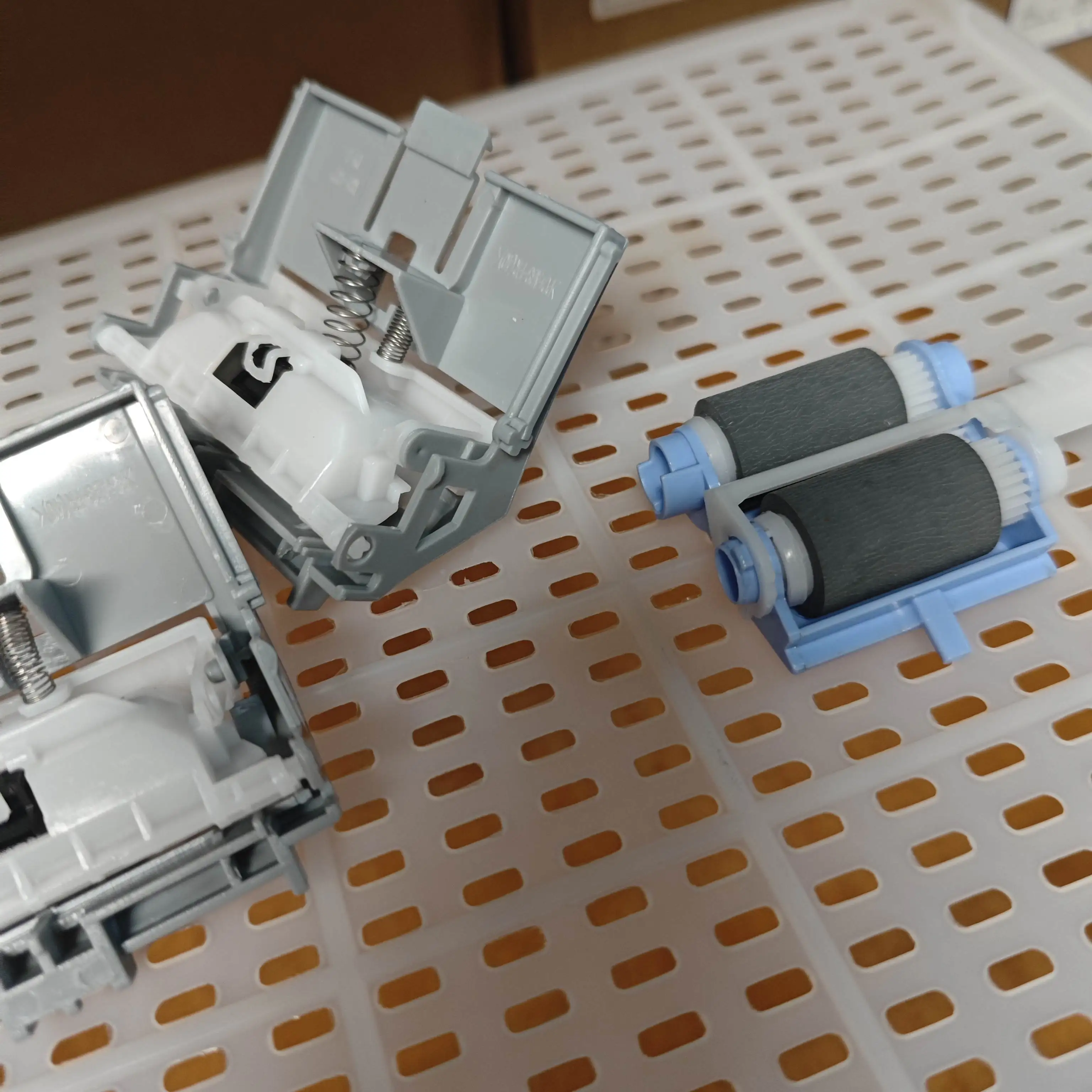 

1sets Separation Pickup Roller for HP M501 M506 M507 M527 M528 RM2-5752-000 F2A68-67913