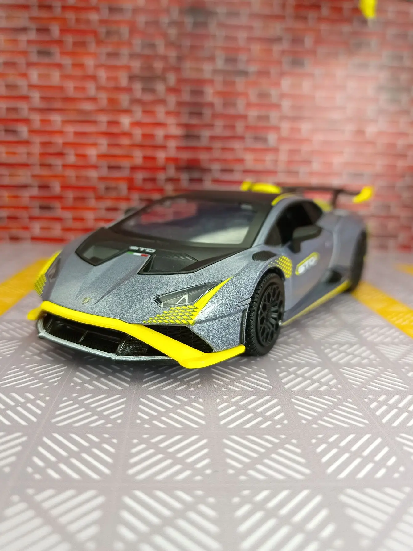 

CCA 1:32 Simulation Lamborghini STO Alloy Car Model Ornament Supercar doors on both sides that can be opened rich details