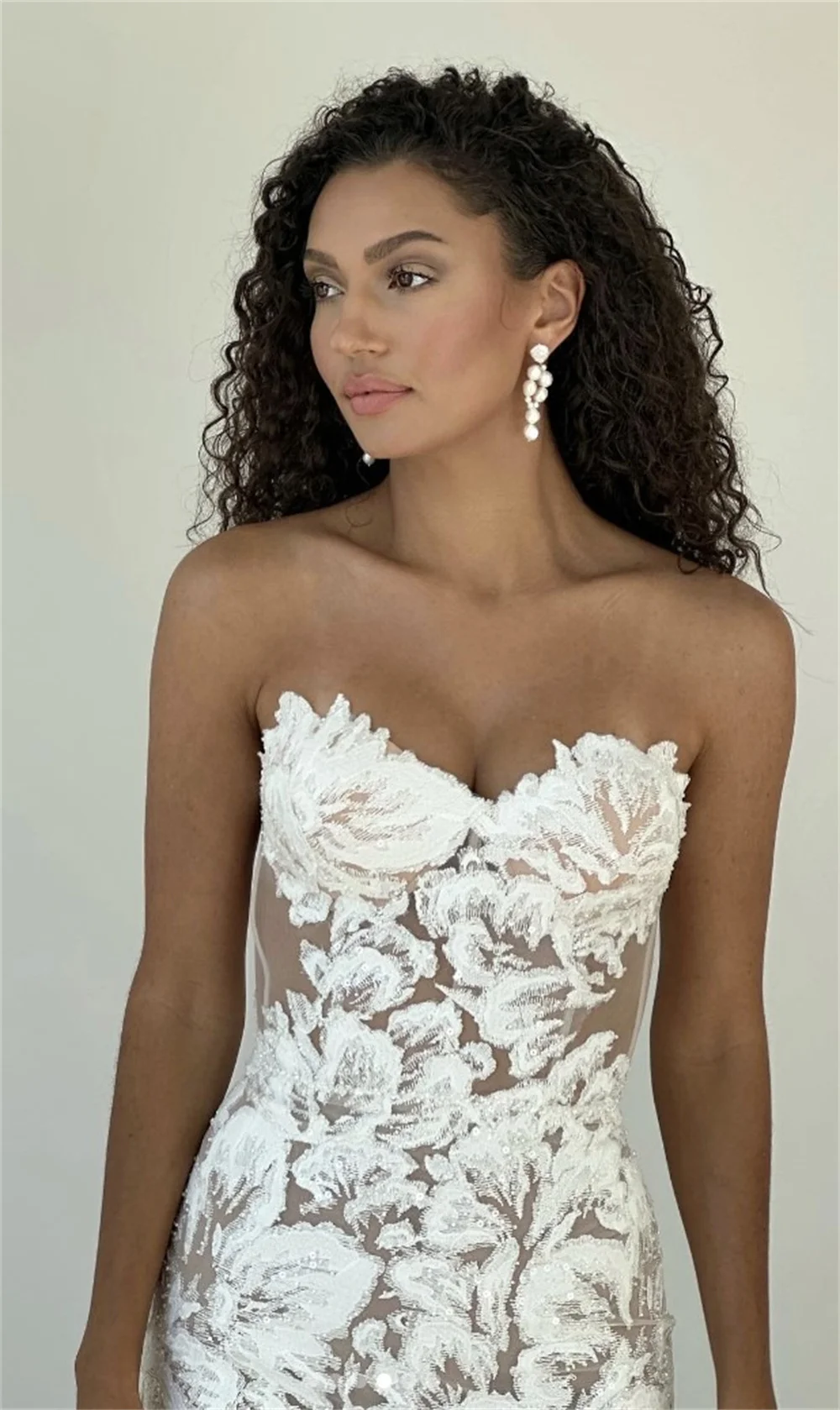 Tokyo Maßgeschneiderte weiße trägerlose Brautkleider, ärmelloses Brautkleid mit Blumen-Reißverschluss hinten, 2025, Meerjungfrau-Hochzeitskleid mit Hofzug