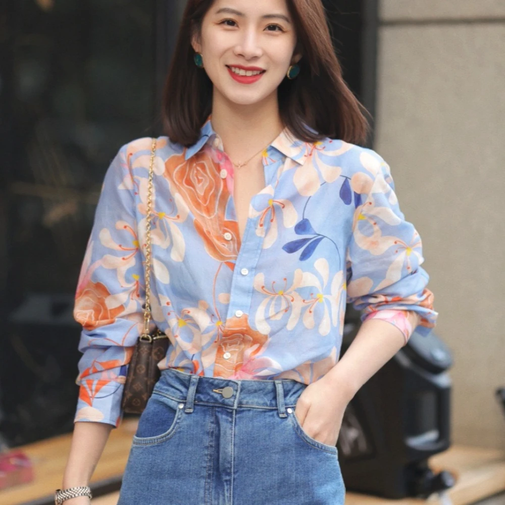 

Шикарная синяя блузка с цветочным принтом: элегантная офисная или повседневная летняя рубашка для женщин, свободного кроя, с длинным рукавом, на пуговицах, весенняя коллекция.