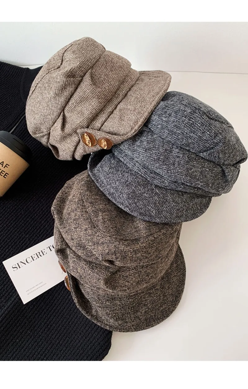 Japanische Retro-Reithut mit doppelten Knöpfen und plissiertem Klappendesign für Herbst und Winter, britische warme Newsboy-Mütze für Damen und Herren – Detail 6