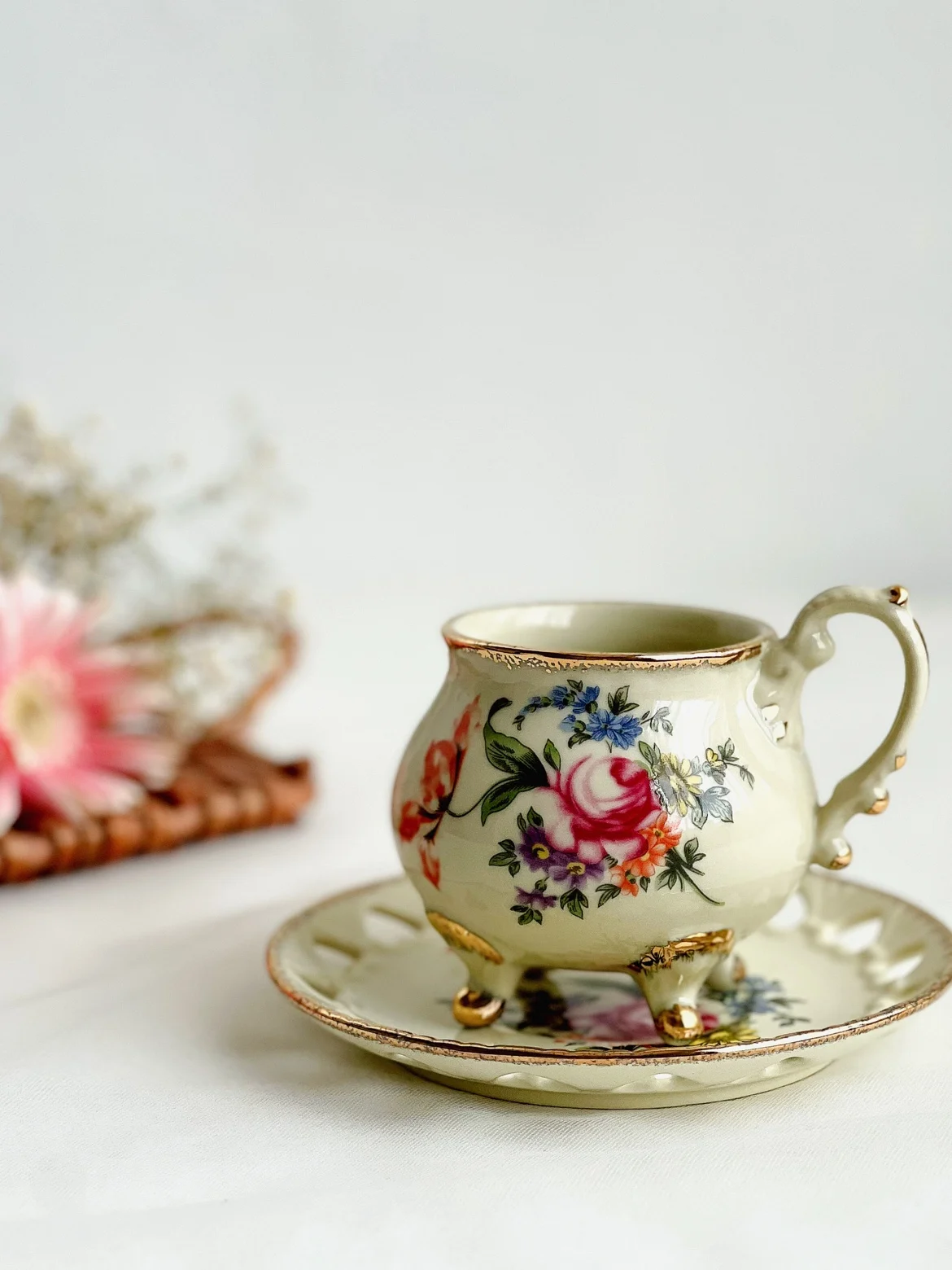 

Vintage Palace Style Four legged Flower Big Stomach Cup Slips Empty Wiped Gold Coffee Cup Four legged Cup Plate