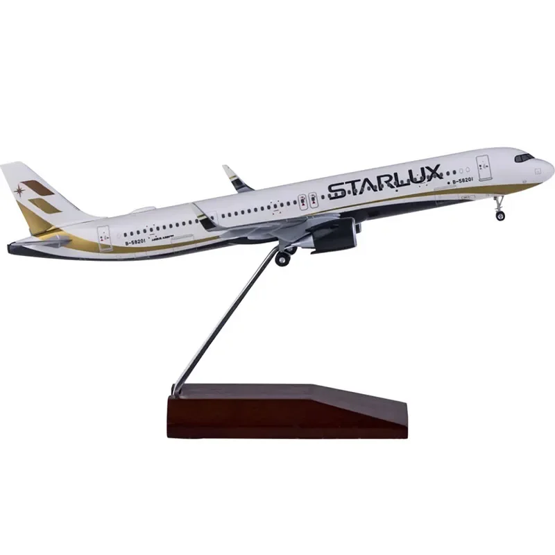 1:200 Scale ABS Plastic A321NEO Starlux Airlines aircraft airplane models with landing gears toy for collections