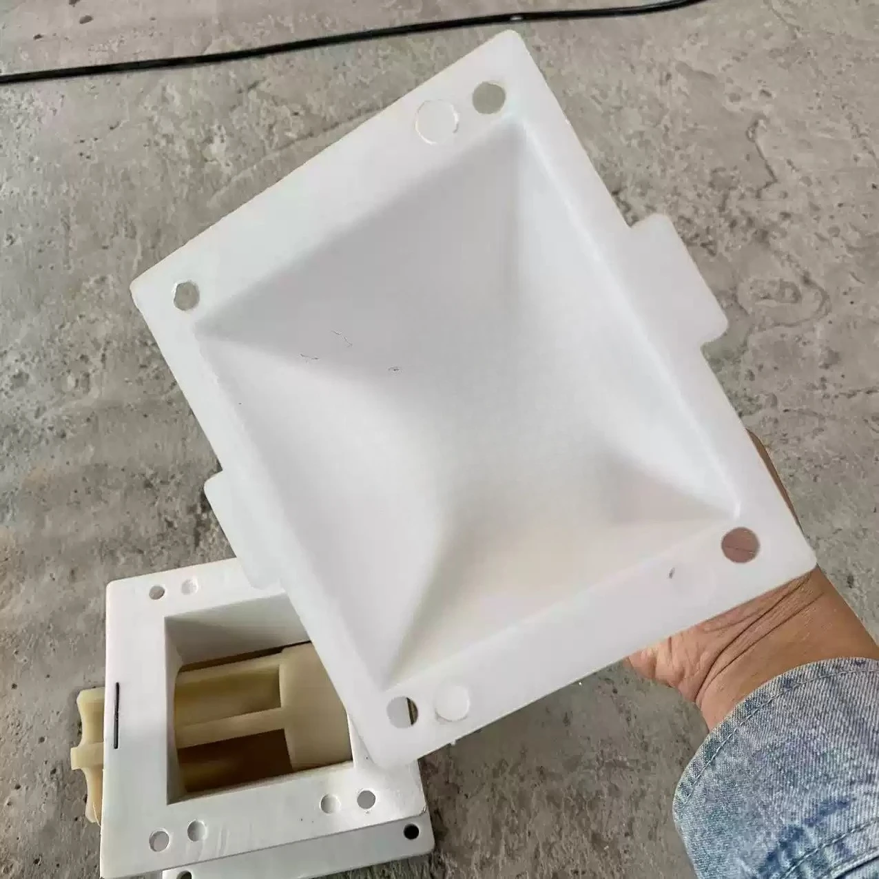 Automatic feeder for chicken farms