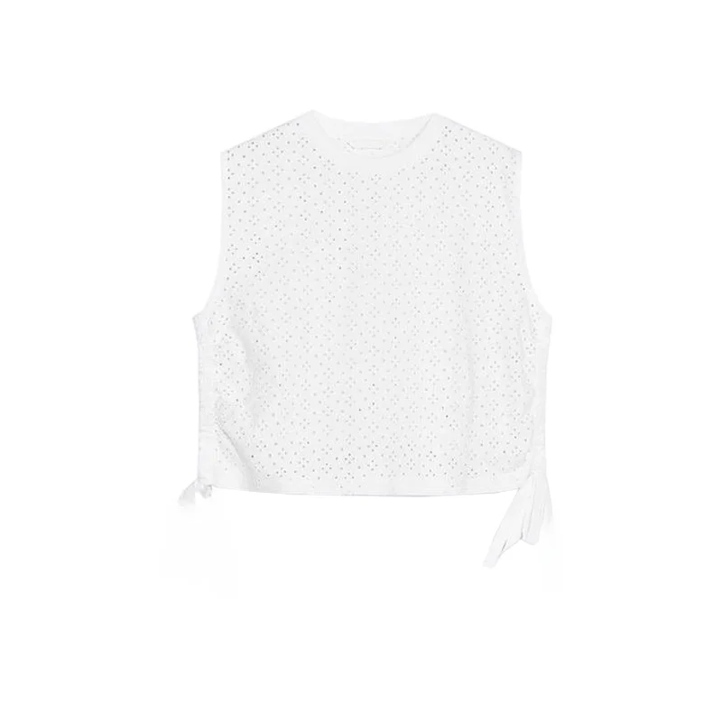 بلوزة نسائية صيفية وربيعية من القطن مطرزة ومفرغة بتصميم فراشة وعقدة عند الحافة، برقبة مستديرة وبدون أكمام، مريحة وفضفاضة