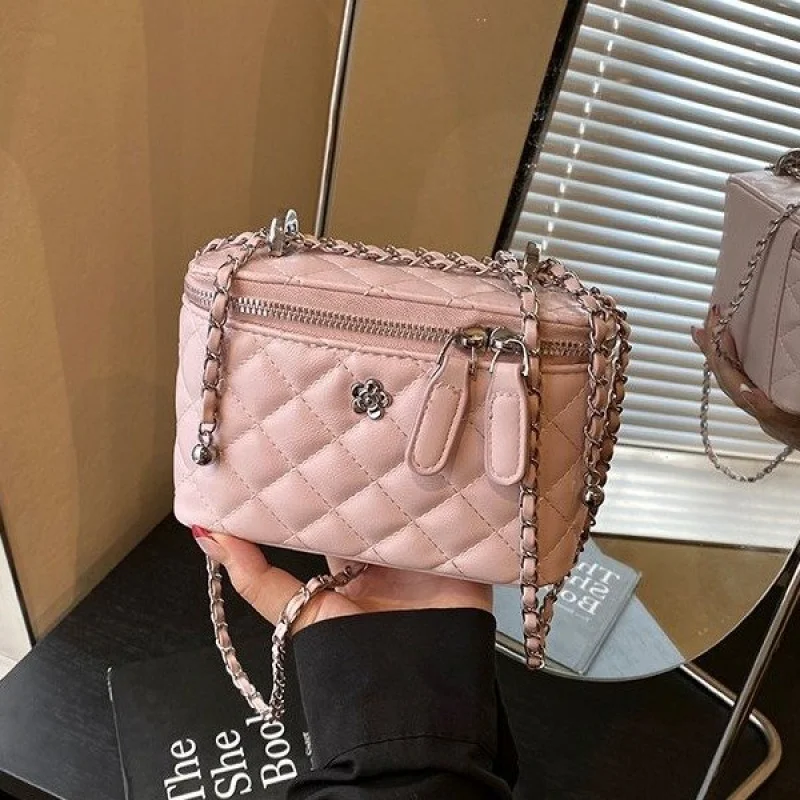 

Luxury Designer Women Clutch With Wristlet Strap Made From High Quality Silk And Leather For Red Carpet Events