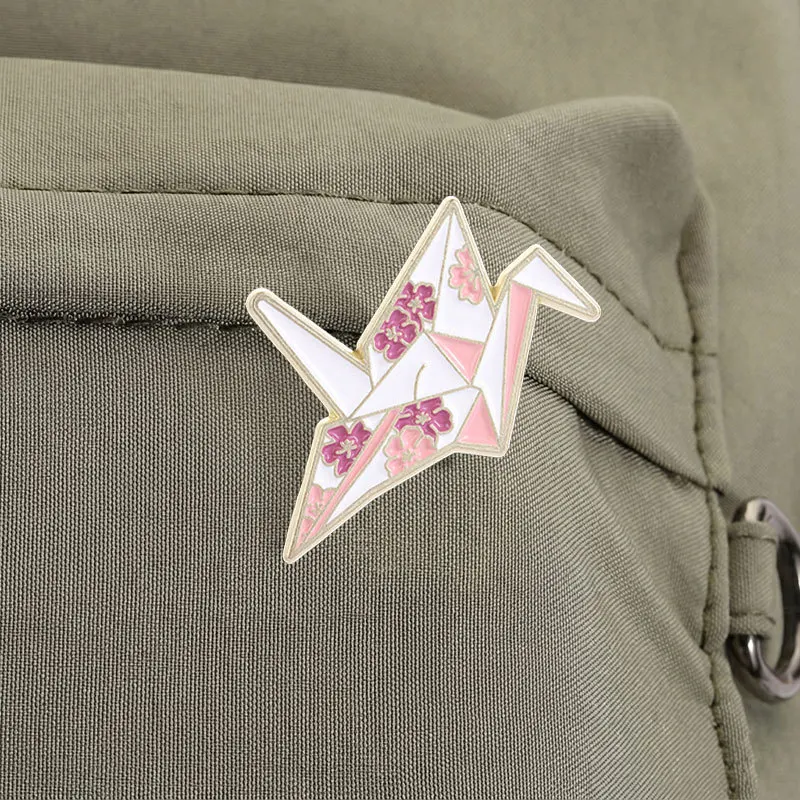 Vintage Brooches Cartoon Origami Cranes Metal Badges Small Gifts Wholesale Bag Pins for Caps Brooch Cap Pin Backpack Accessories
