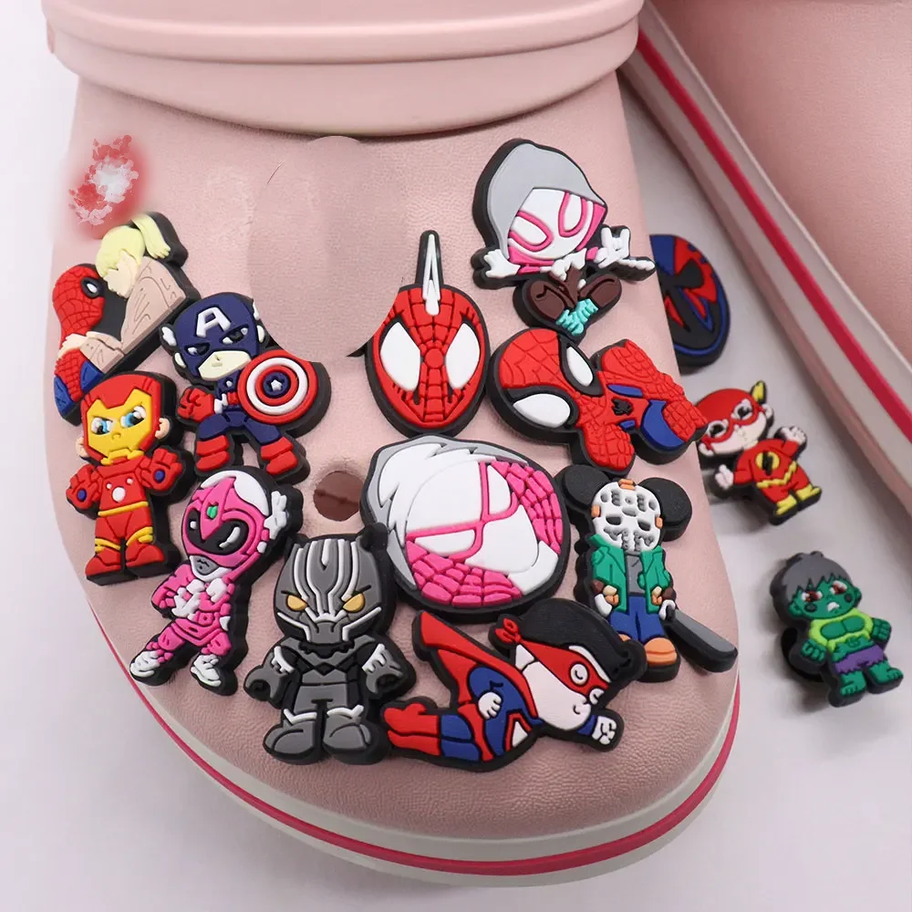 Gorąca wyprzedaż 1-25 szt. PVC zawieszek do butów Spiderman Spider Gwen Iron Man akcesoria z PVC kapcie ozdoby na prezent urodzinowy dla dzieci