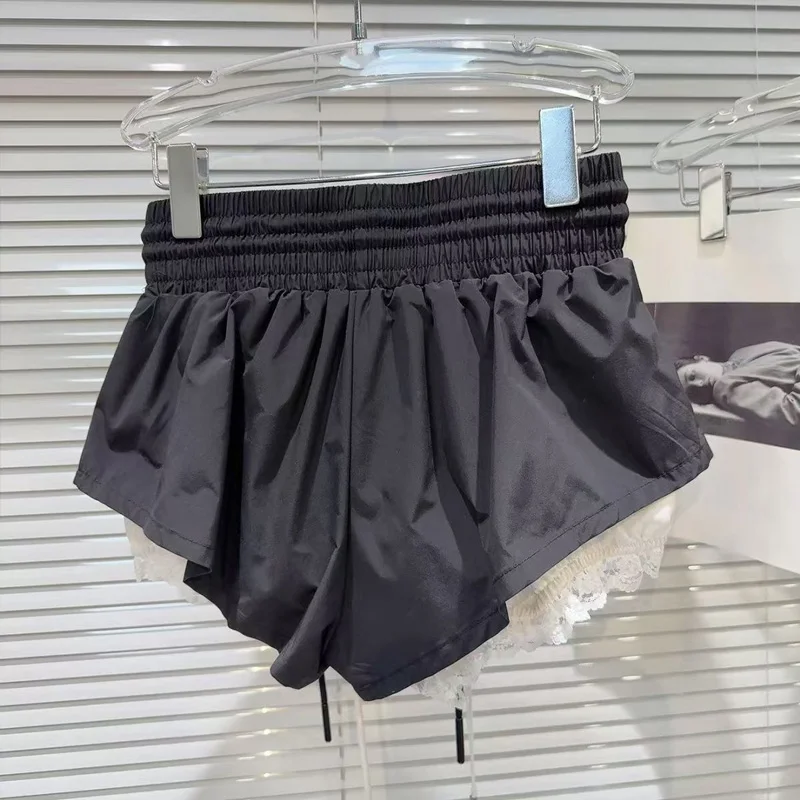 شورت نسائي صيفي 2025 موضة كورية بيضاء جديدة تنورة بالون هاراجوكو ملابس نسائية قصيرة Y2k شورت نسائي أسود