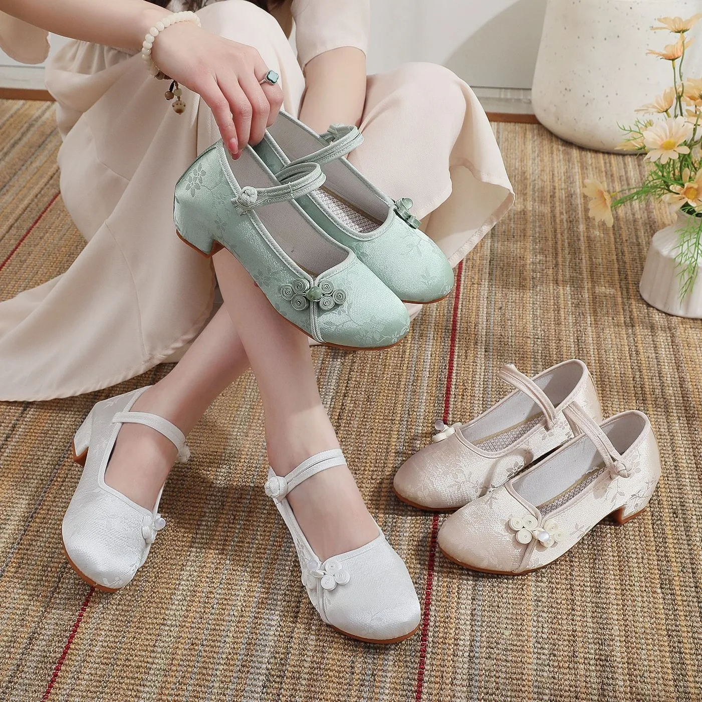 

New Bow Horseshoe Heel Plain Cloth Shoes. Cheongsam Dancing Horse-Face Skirt Shoes