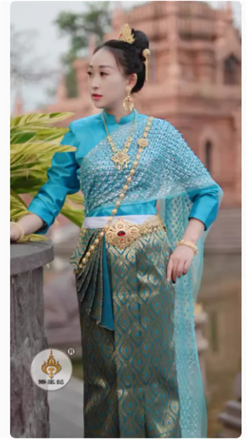 Thai traditional women's clothing set with draped veil