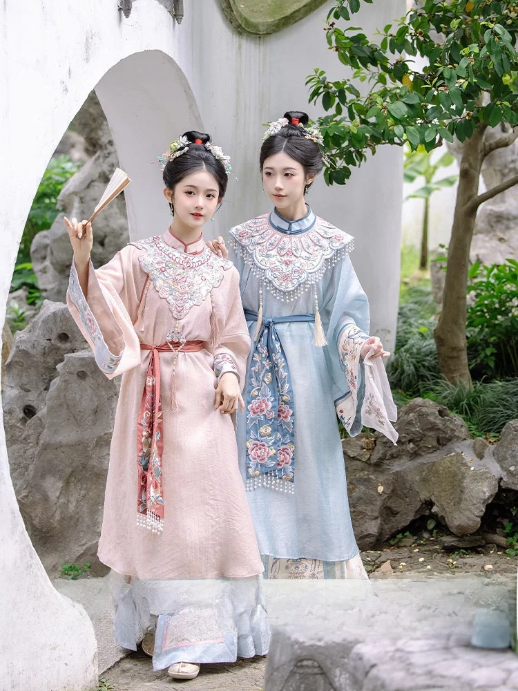 

Комплект Ханьфу: топ с вышивкой Cloud Shoulder, воротником-стойкой и боковыми разрезами, а также юбка. Традиционная китайская женская одежда.