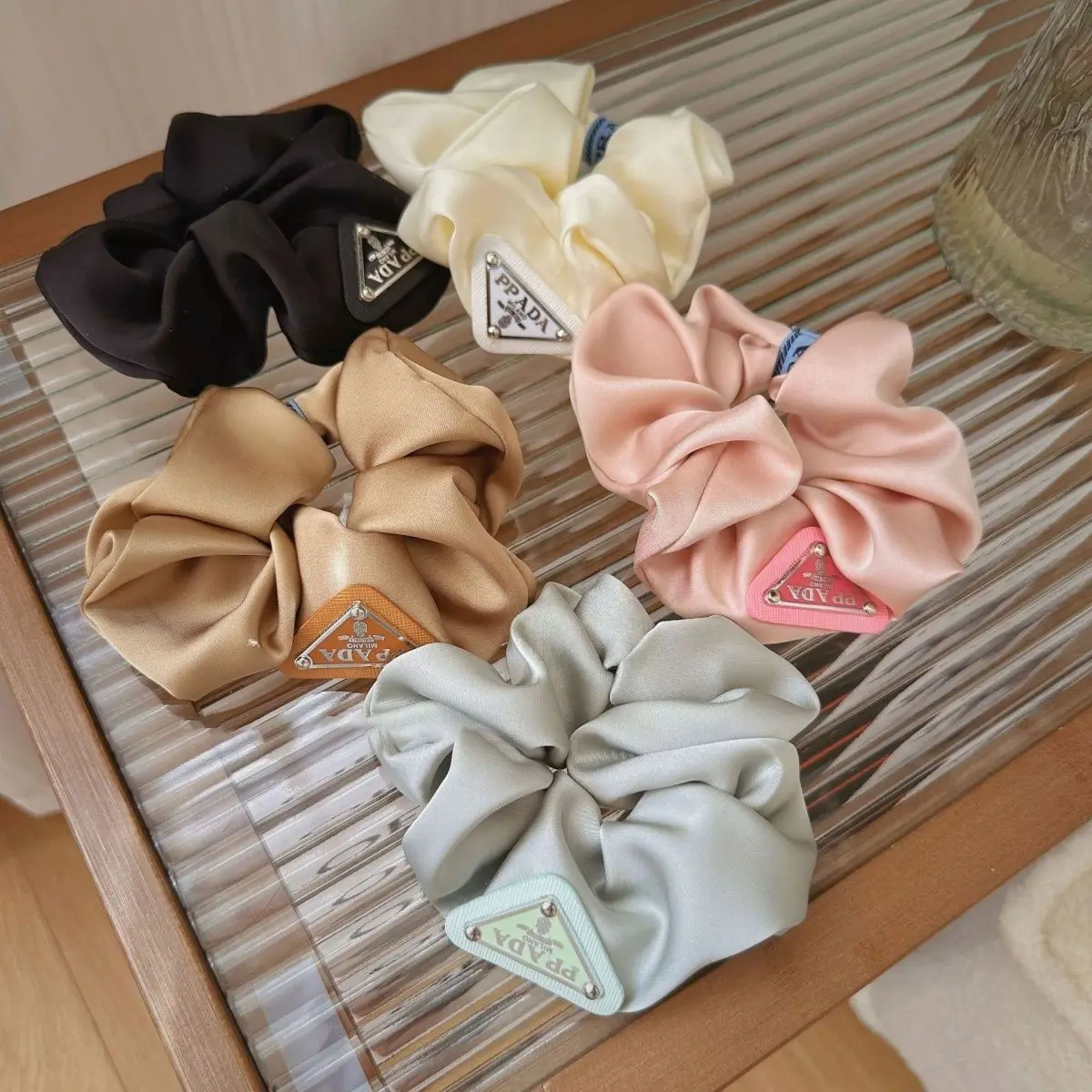 Anillo para el cabello clásico para mujer, accesorio para el cabello de marca de tendencia menor de alta gama, diseño Retro de lujo, novedad de 2026