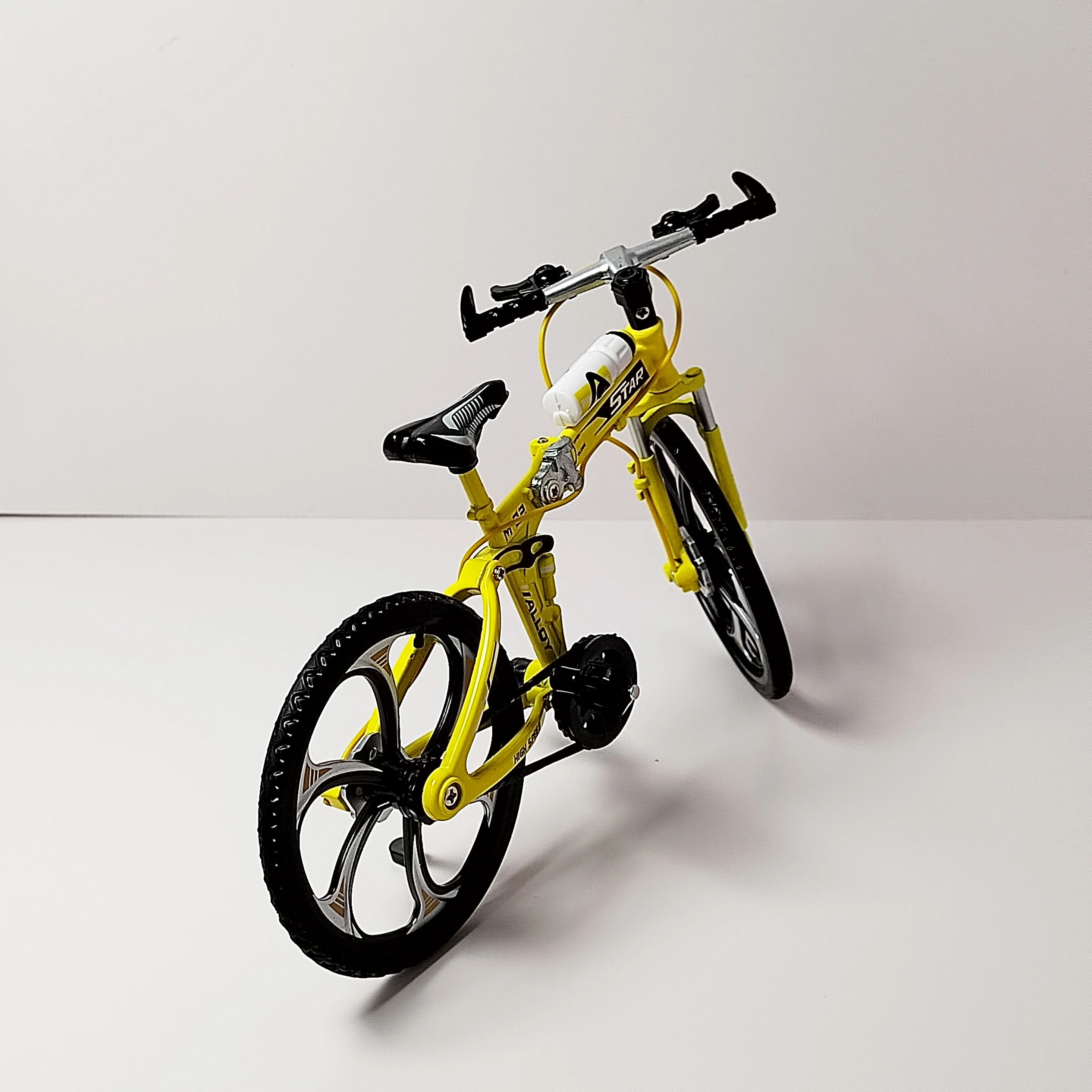 Modèle de vélo de doigt de simulation en métal moulé sous pression, vélo jaune, vélo pliable, cadeaux de collection, jouet pour garçon, 1:8