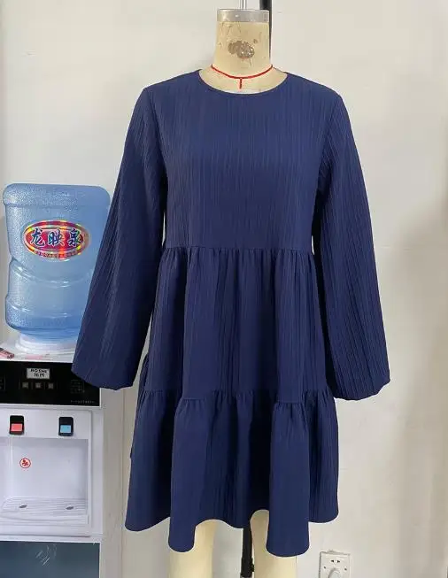 فستان خريف 2025 الجديد بأكمام طويلة، تنورة فضفاضة متوسطة الطول بلون سادة