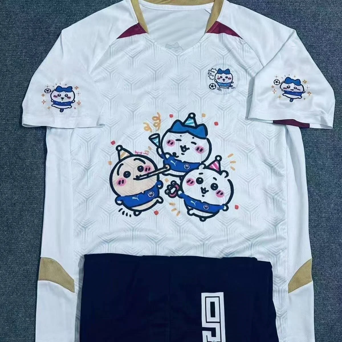 Niedliches Hachiware Chiikawa Fußballtrikot-Set, Kurzarm-T-Shirt + Shorts, 2-teiliger Anzug, Unisex-Sport-Fußballuniform, Familien-Set – Detail 4