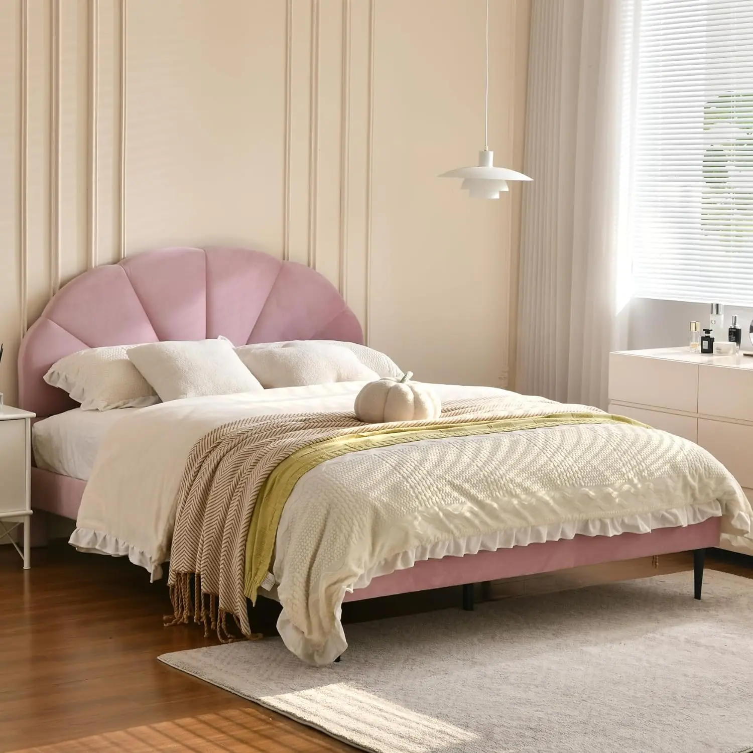 Bed Frame Size, Aesthetic Upholstered Bed with Unique Seashell Headboard, Soft Velvet Platform Bed, Strong