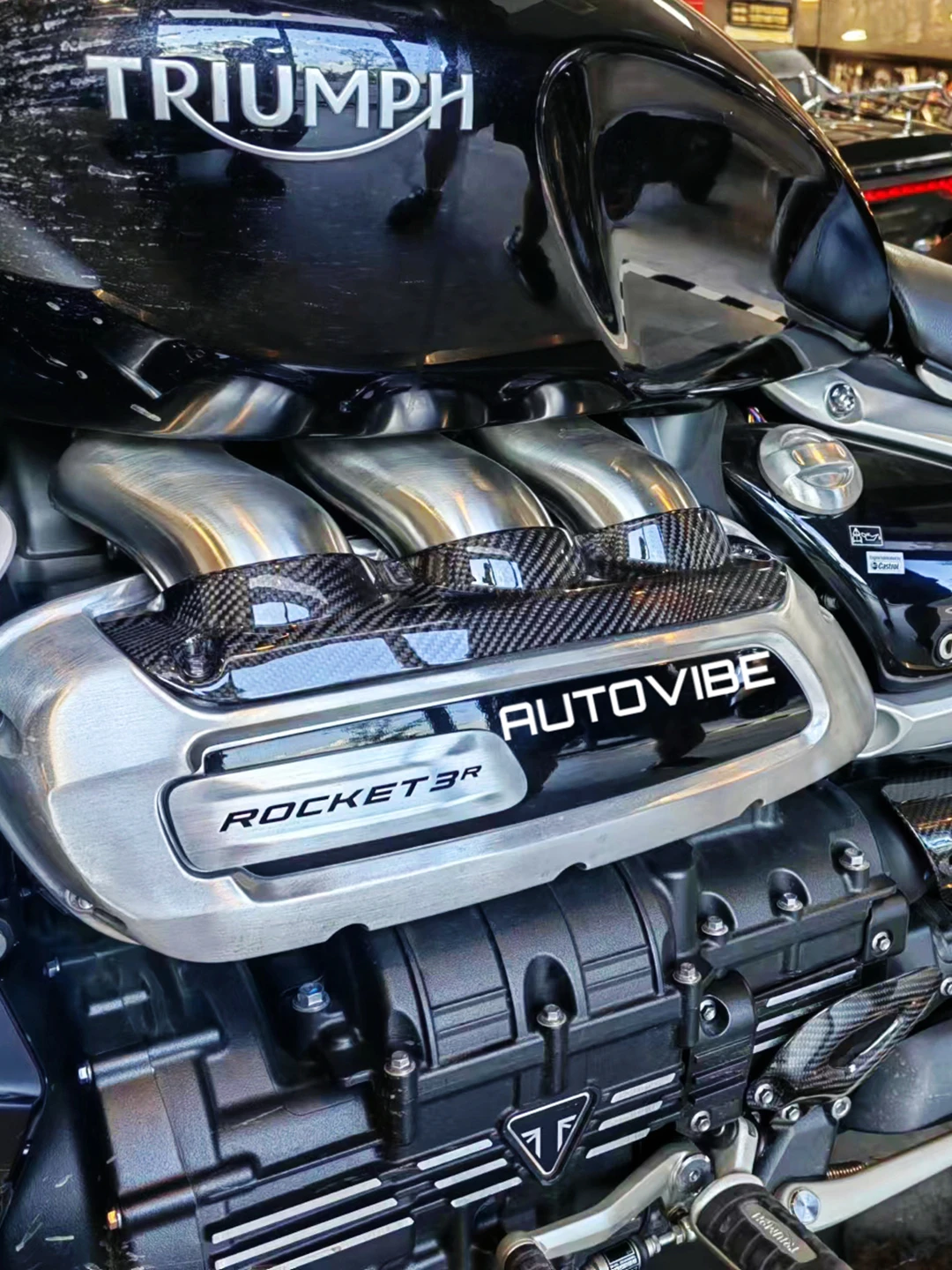 

AUTOVIBE is suitable for Triumph Rocket 3R, 3GT 221. It is a modified carbon fiber replacement intake trim cover.