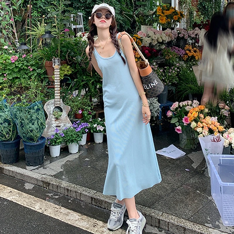 Sentido de design feminino de verão, vestido com alça de ombro, ajuste solto feminino, aparência emagrecedora, camada interna, colete alto até o joelho, saia longa