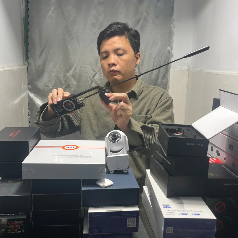 

Portable K18 Anti Spy Scanner - Detect Wireless Transmission Devices Hidden Cameras, GPS Trackers, with Intensifying Audio Alarm